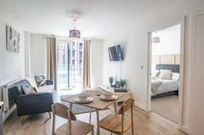 Stunning City Centre Apartment , Sleeps 3, Balcony, Smart TVs